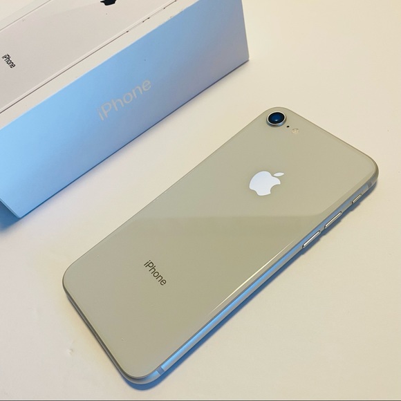 📱iPhone 8 | White & Silver | 64g | NEW Apple Charger | EUC - Picture 3 of 11